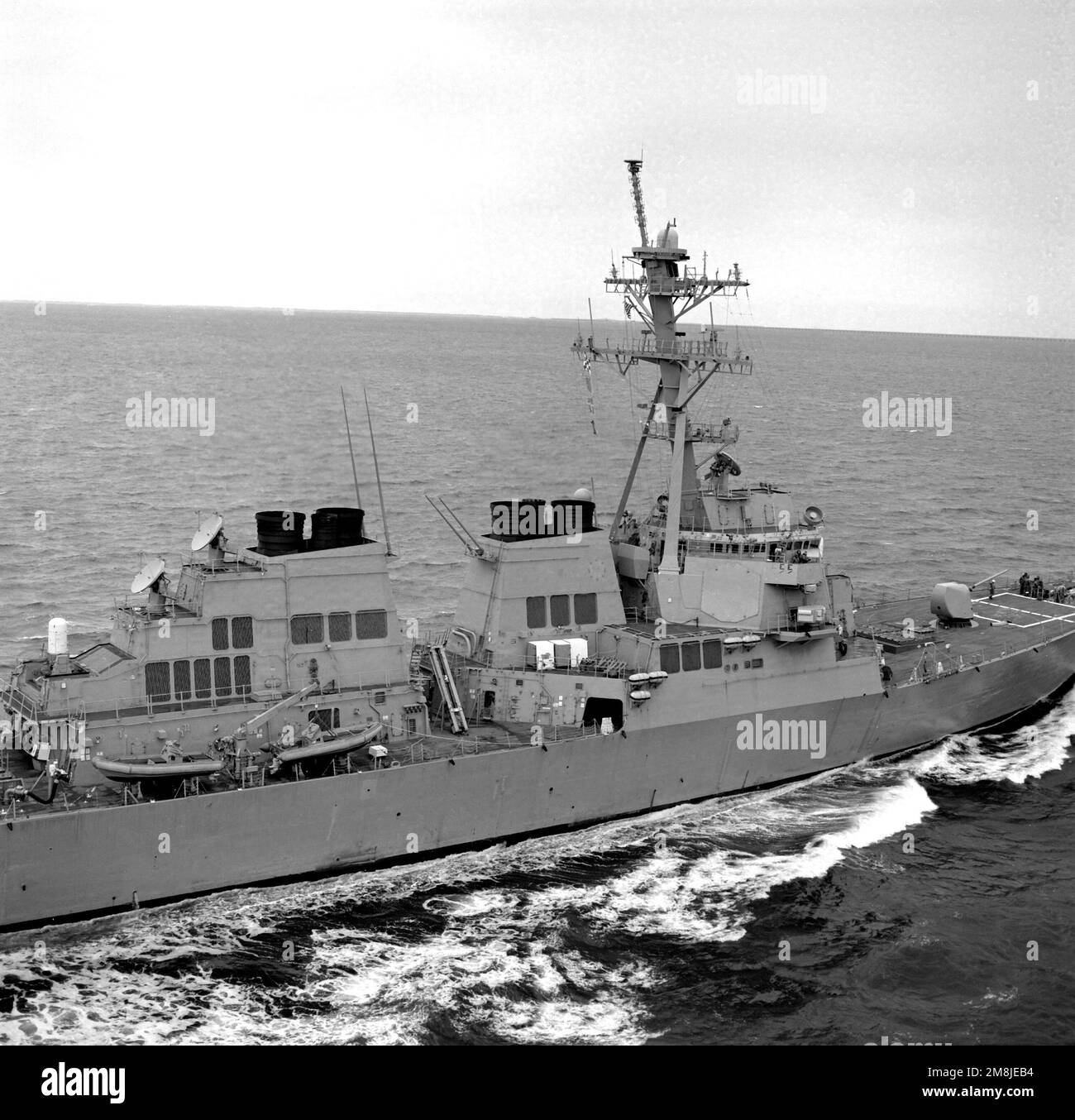 Una vista de la sección de estribor en medio de naves del destructor de misiles guiado USS ARLEIGH BURKE (DDG-51) en marcha frente a las Capas de Virginia. País: Océano Atlántico (AOC) Foto de stock
