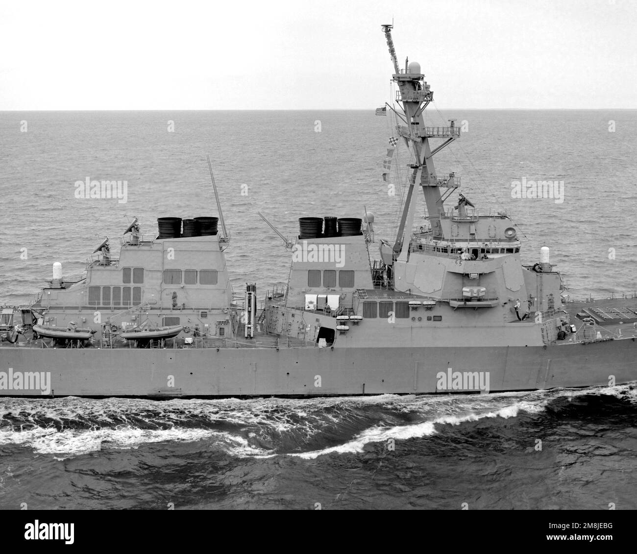 Una vista de haz de estribor de la sección en medio de las naves del destructor de misiles guiado USS ARLEIGH BURKE (DDG-51) en marcha frente a las Capas de Virginia. Base: USS Arleigh Burke País: Océano Atlántico (AOC) Foto de stock