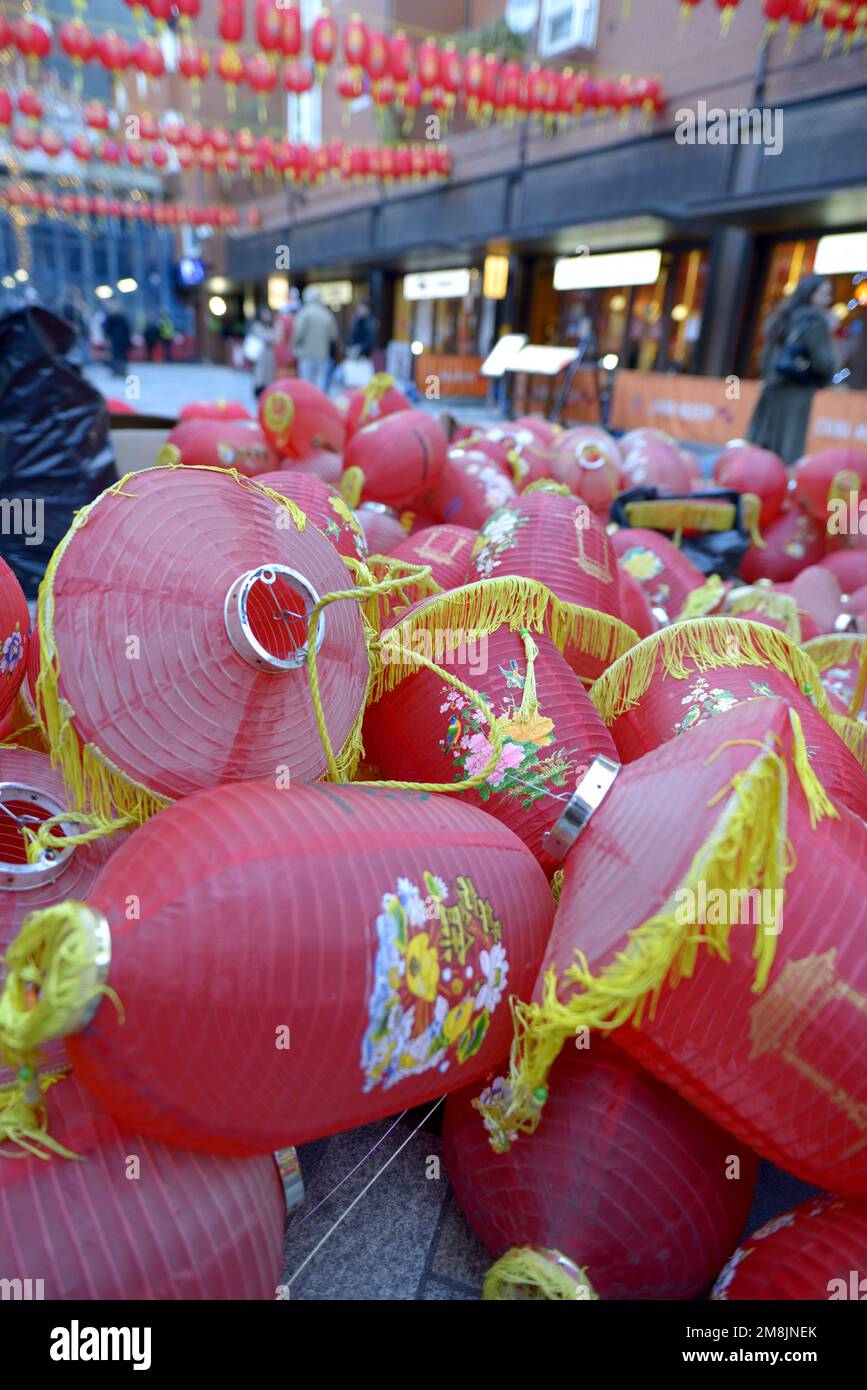 Londres, Inglaterra, Reino Unido. Montones de faroles chinos en Chinatown como viejos son reemplazados por nuevos durante los preparativos para el Año Nuevo Chino, enero de 2023 Foto de stock