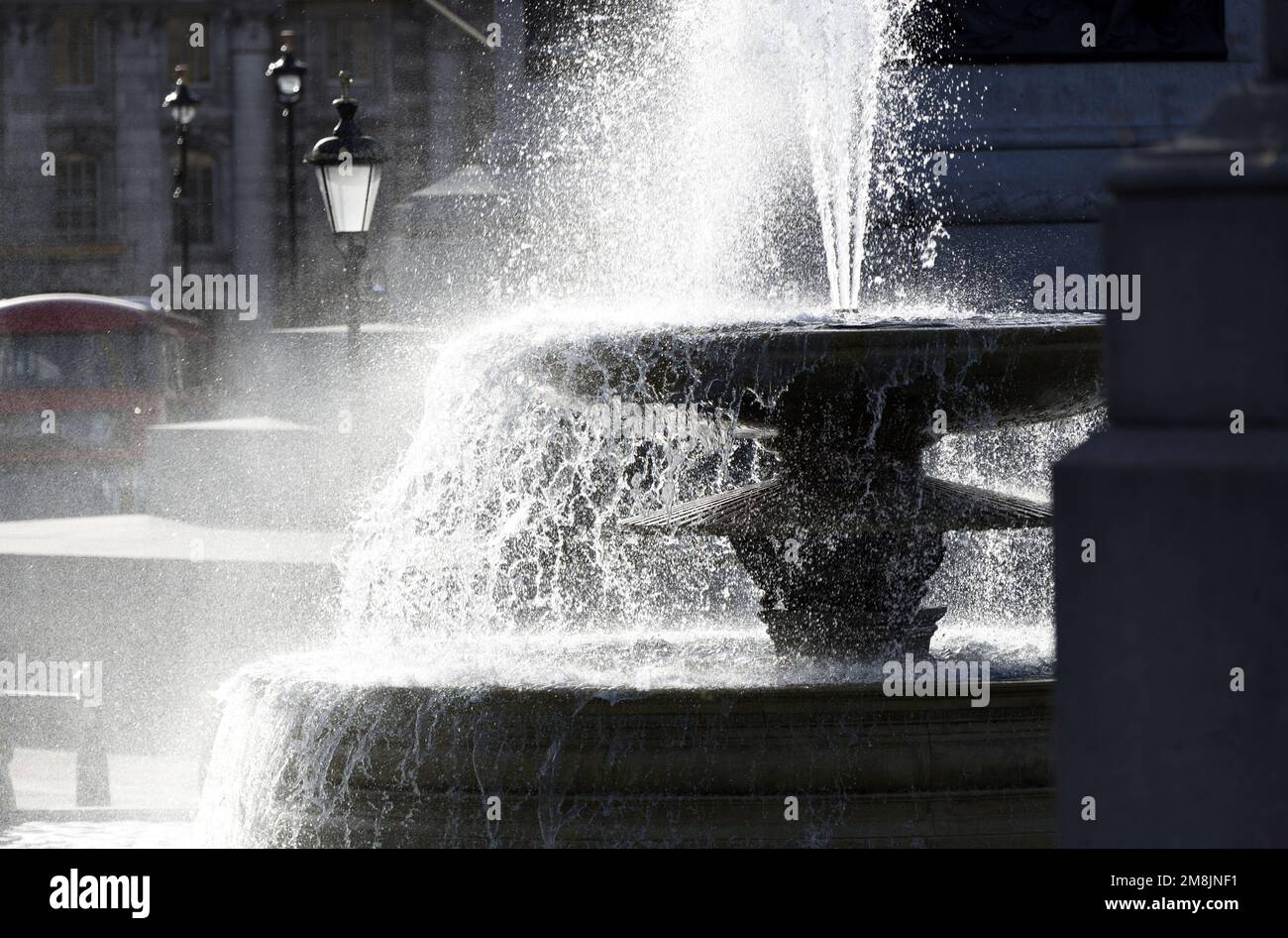 Londres, Inglaterra, Reino Unido. Fuente retroiluminada en Trafalgar Square Foto de stock