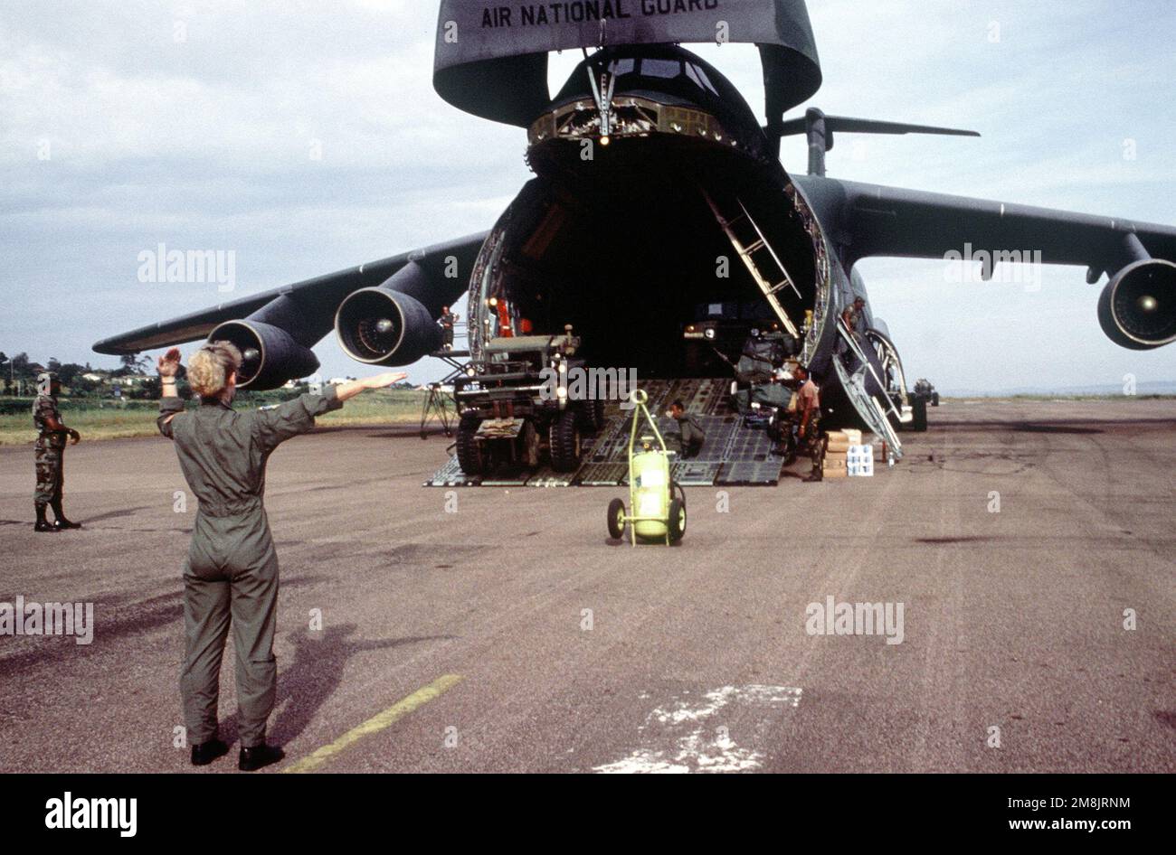 Un C-5 Galaxy de la Guardia Aérea 105th, en la Base Stewart ANG, NY, descarga equipos y suministros en el Aeropuerto Internacional de Entebbe. Asunto Operación/Serie: SUPPORT HOPE Base: Entebbe País: Uganda (UGA) Foto de stock