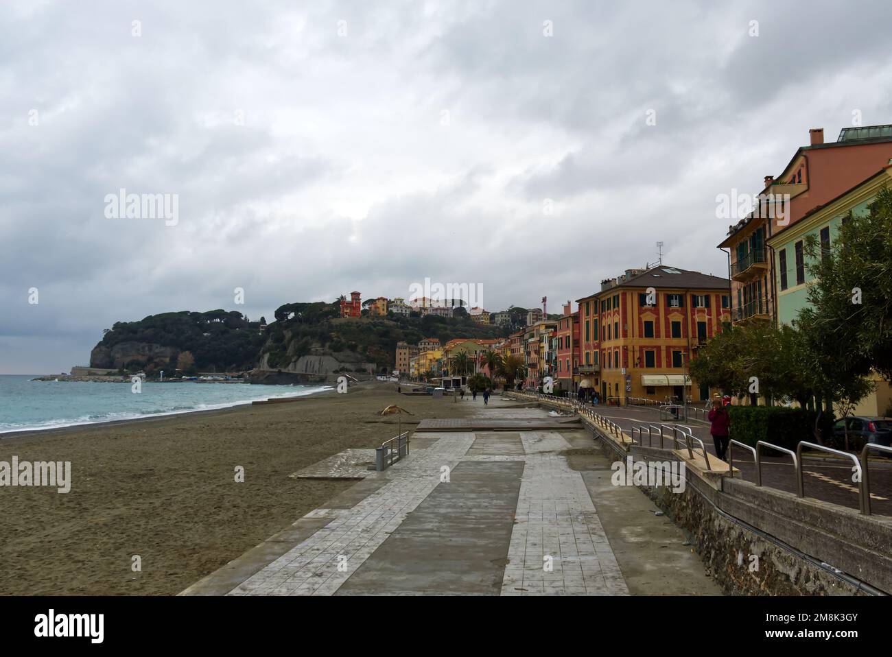 Noli, ITALIA - 3 ene 2022: Paseo y carril bici a lo largo de la playa Foto de stock