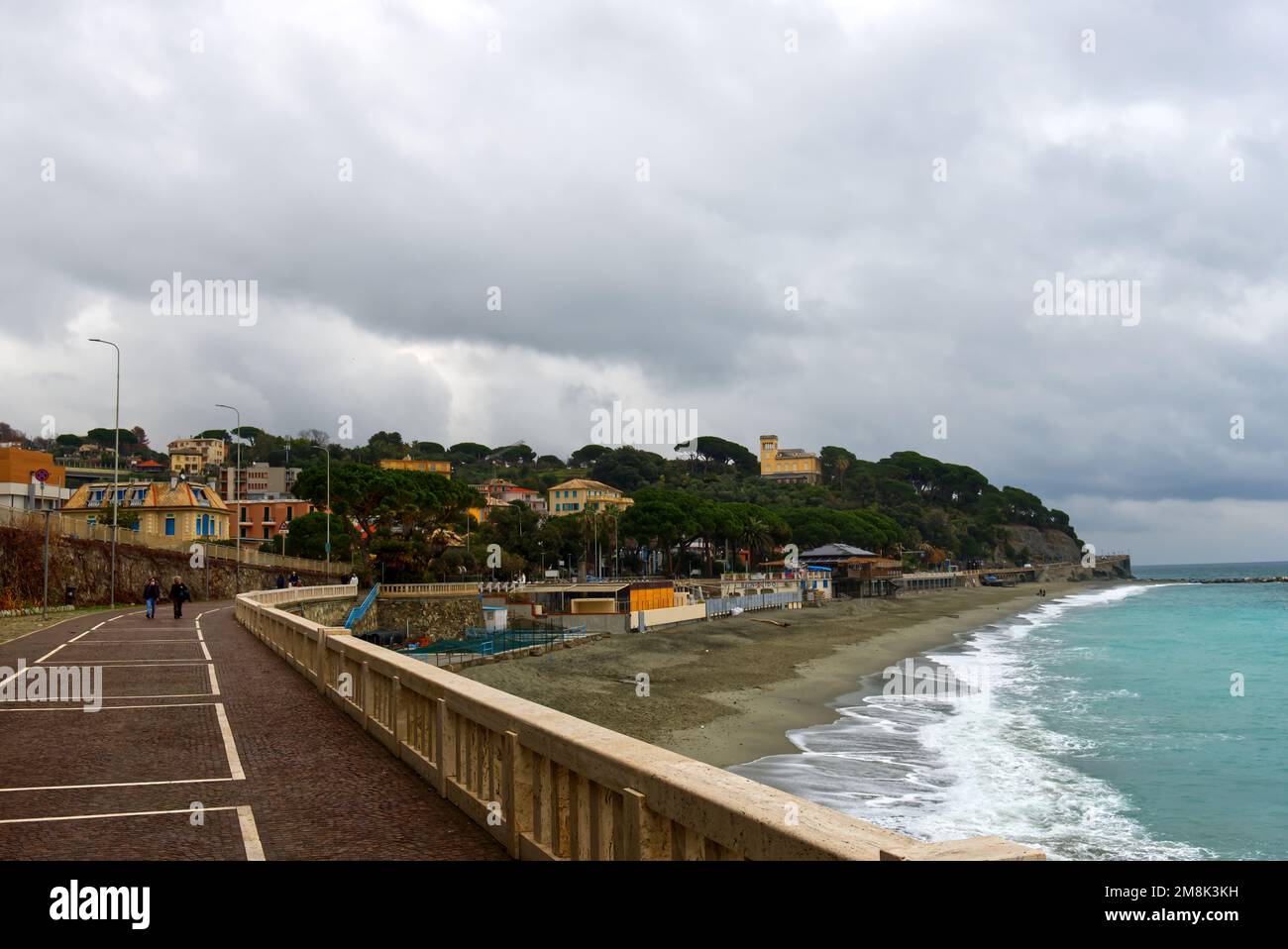 Noli, ITALIA - 3 ene 2022: Paseo y carril bici a lo largo de la playa Foto de stock