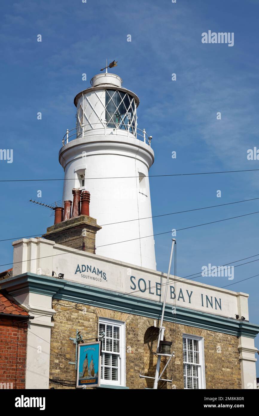 Sole bay inn pub y faro en la ciudad de Southwold, Suffolk, Inglaterra. Foto de stock