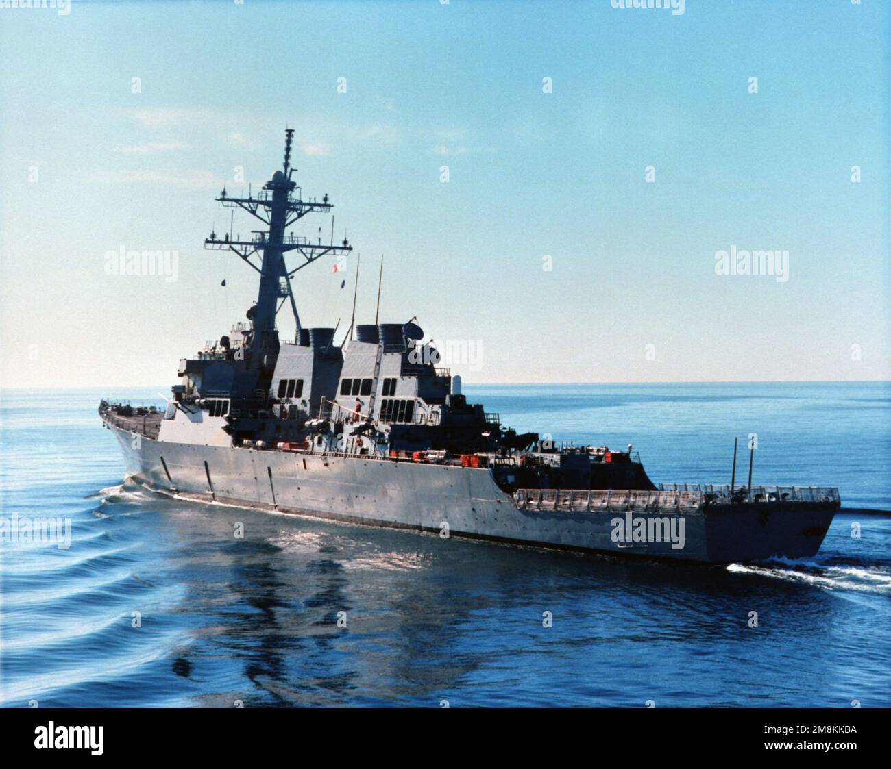 Una vista del cuarto del puerto (135 grados fuera de la línea central) del  destructor de misiles guiado USS Carney (DDG-64) en curso durante las  pruebas de mar del constructor. País: Océano