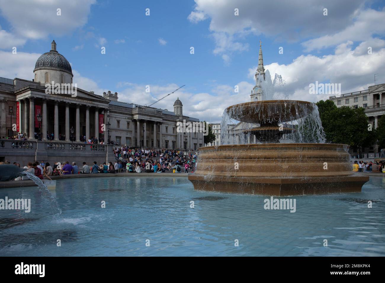 Londres reino unido 08 de septiembre de 2013 Las fuentes de la plaza Trafalgar Foto de stock