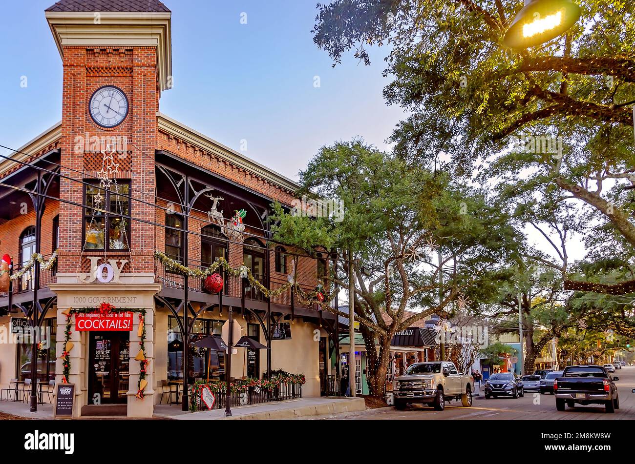 El bar y salón Office está decorado para Navidad en la intersección de