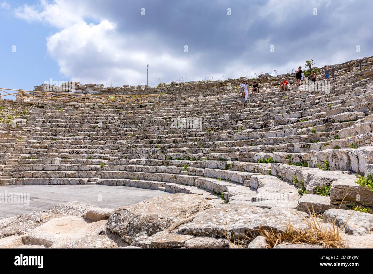 Segesta, Sicilia, Italia - 9 de julio de 2020: Ruinas del teatro griego en Segesta, Sicilia, Italia Foto de stock