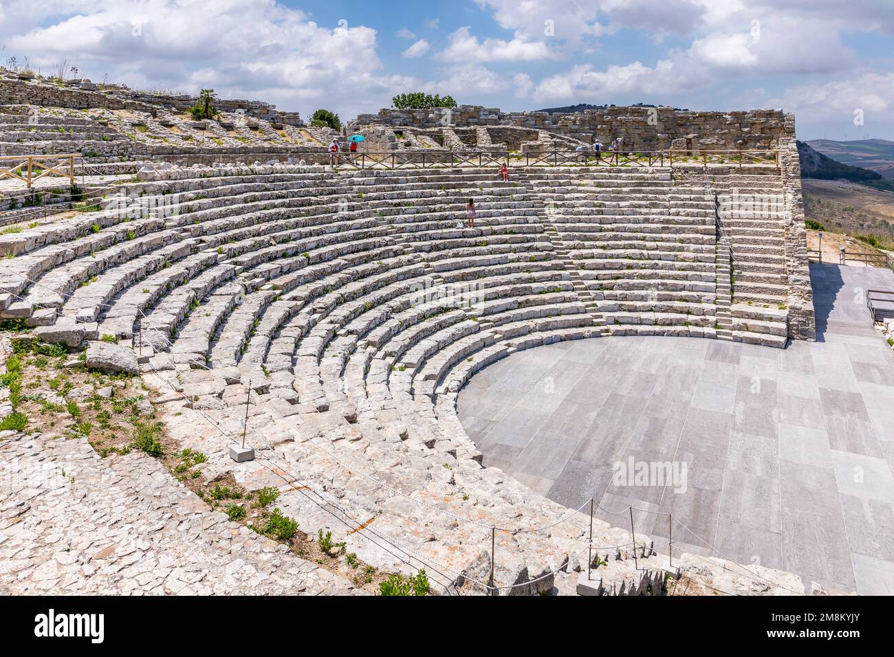 Segesta, Sicilia, Italia - 9 de julio de 2020: Ruinas del teatro griego en Segesta, Sicilia, Italia Foto de stock