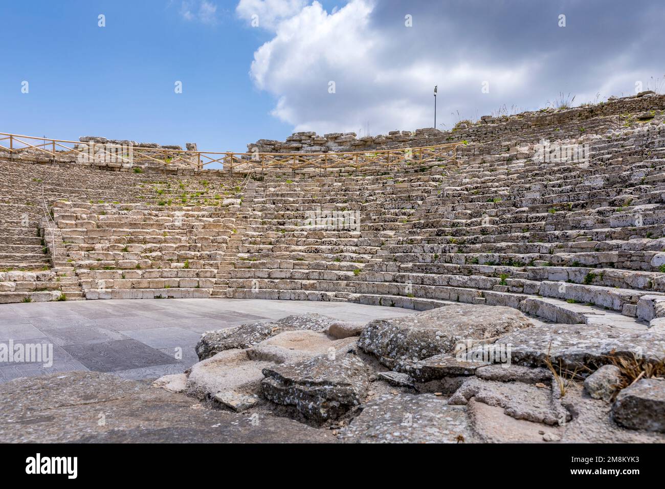 Segesta, Sicilia, Italia - 9 de julio de 2020: Ruinas del teatro griego en Segesta, Sicilia, Italia Foto de stock