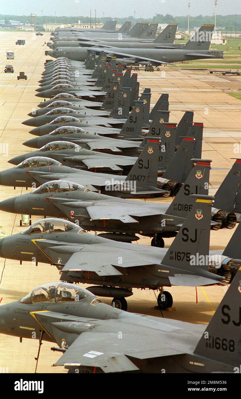 Más de cincuenta F-15E Strike Eagles asignados al ala 4th, Seymour-Johnson AFB, NC, están alineados en la pista con aviones B-52H Stratofortress. Están aquí para evitar el huracán Bertha. Base: Barksdale Base de la Fuerza Aérea Estado: Louisiana (LA) País: Estados Unidos de América (USA) Foto de stock