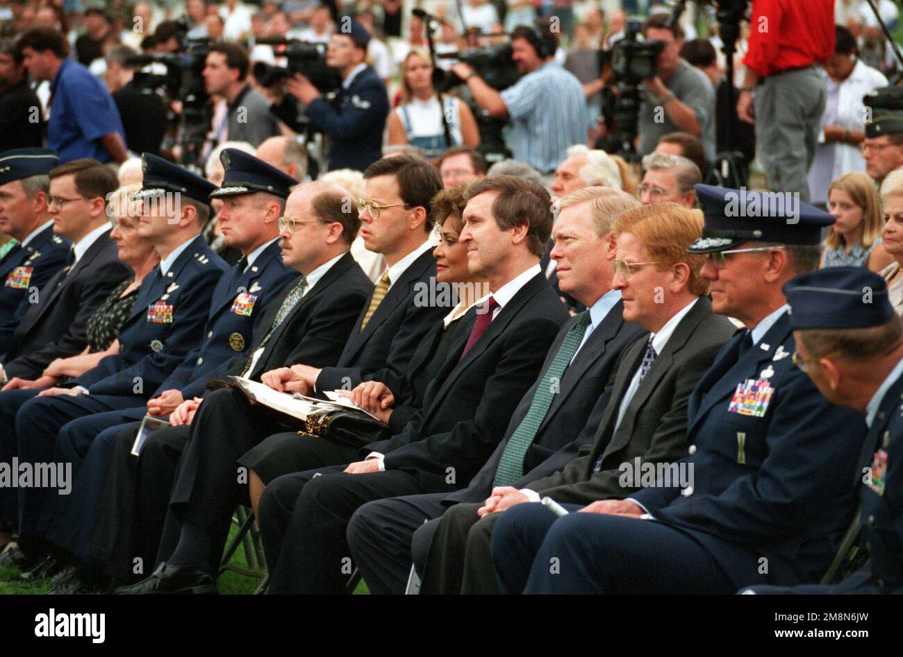 Muchos visitantes distinguidos, incluyendo (de derecha a izquierda) el Honorable Rudy de León, Subsecretario de Defensa, el Honorable Richard Gephart, (D-Missouri), el Honorable William S. Cohen y la Sra. Cohen, Secretaria de Defensa, el Honorable F. Whitten Peters, Secretario de la Fuerza Aérea, Y el general de la USAF Michael Ryan, JEFE DEL ESTADO MAYOR DE la Fuerza Aérea, asistieron a los servicios funerarios del teniente Blassie, que se llevaron a cabo en el Cementerio Nacional Jefferson Barracks. El teniente Blassie murió en acción mientras volaba una misión sobre Vietnam del Sur. Los restos del teniente Blassie han sido devueltos a su familia después de Lyi Foto de stock