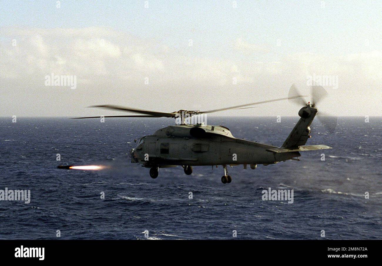 Un misil AGM 114 Hellfire es lanzado desde un helicóptero SH-60B Seahawk asignado al Escuadrón Antisubmarino Helicóptero Luz 37 (HSL) desde la Estación Aérea Naval Barber's Point, Hawái durante la segunda prueba de la capacidad del misil como parte del ejercicio RIMPAC '98. Asunto Operación/Serie: RIMPAC '98 País: Océano Pacífico (POC) Foto de stock