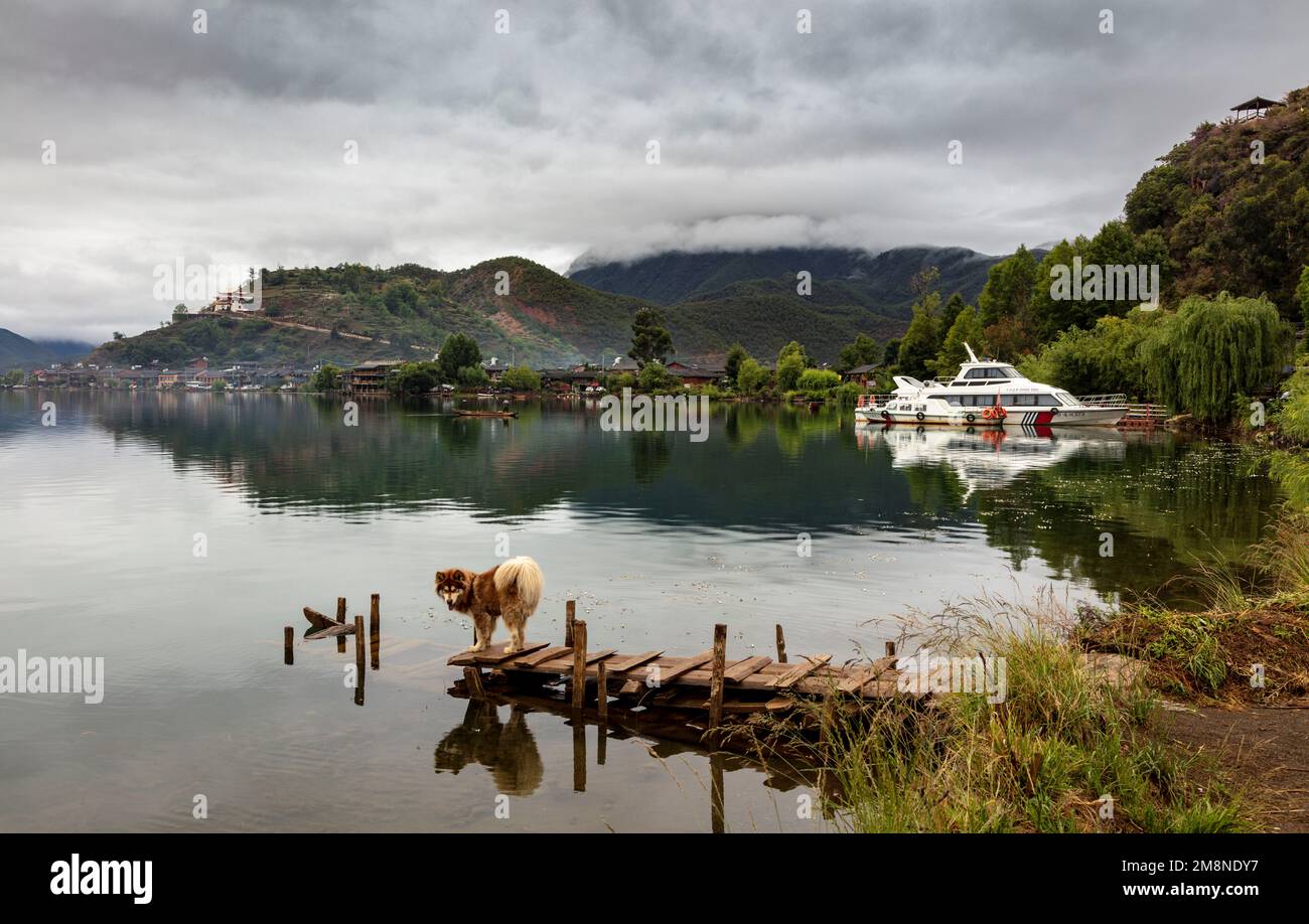 Liangshan yi prefectura autónoma en sichuan yanyuan lugu lago Foto de stock