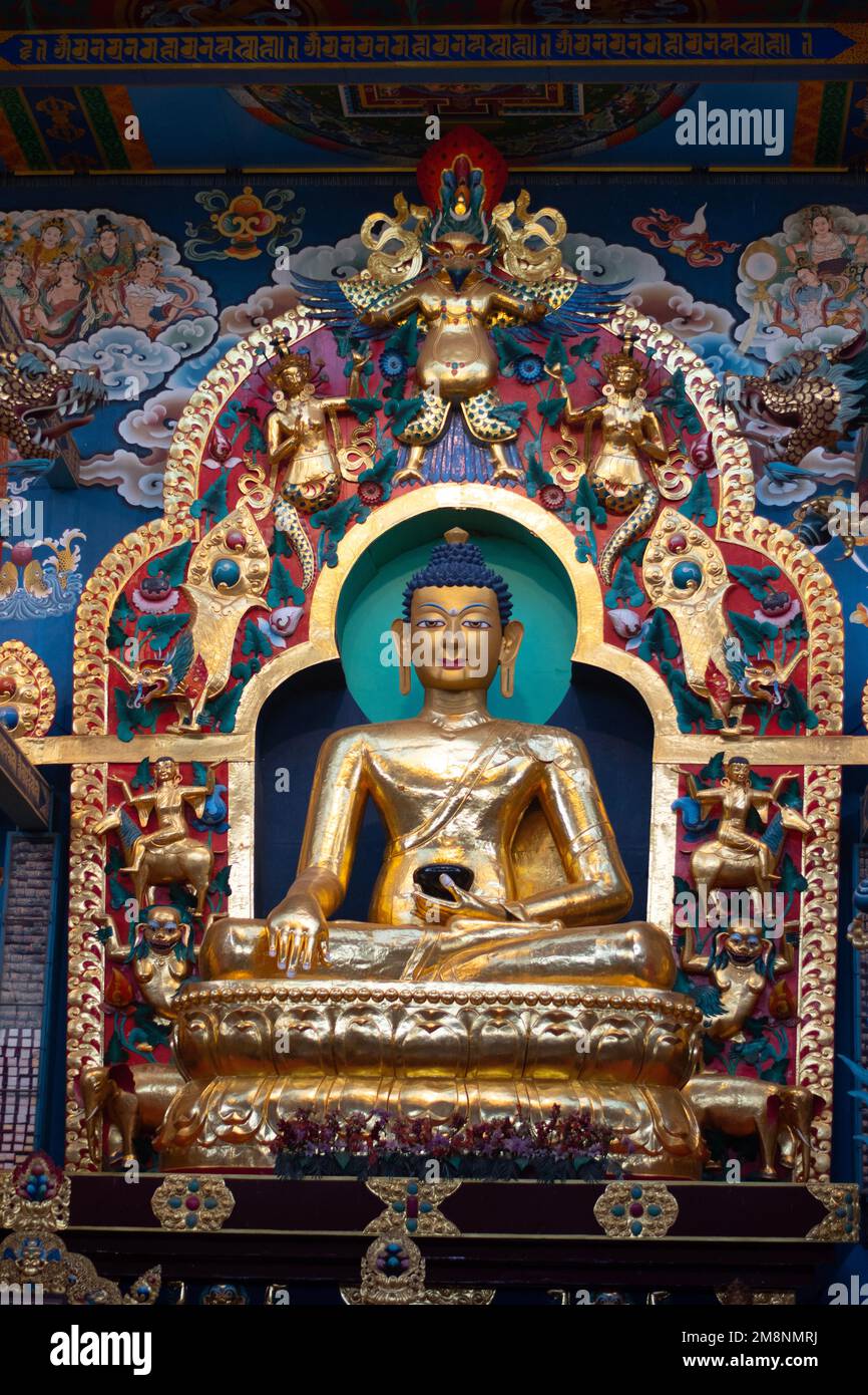 Una foto tomada el 23 de diciembre de 2022 de Buda desde el Templo de Buda, Monasterio de Namdroling, Karnataka, India Foto de stock