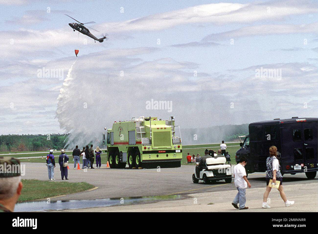 UH-60 Blackhawk 'Water Drop' demonstation en el '99 Airshow en la Base de la Guardia Nacional Aérea McEntire, Carolina del Sur, 2 de mayo de 1999. Base: McEntire Ang Station Estado: South Carolina (SC) País: United States of America (USA) Foto de stock