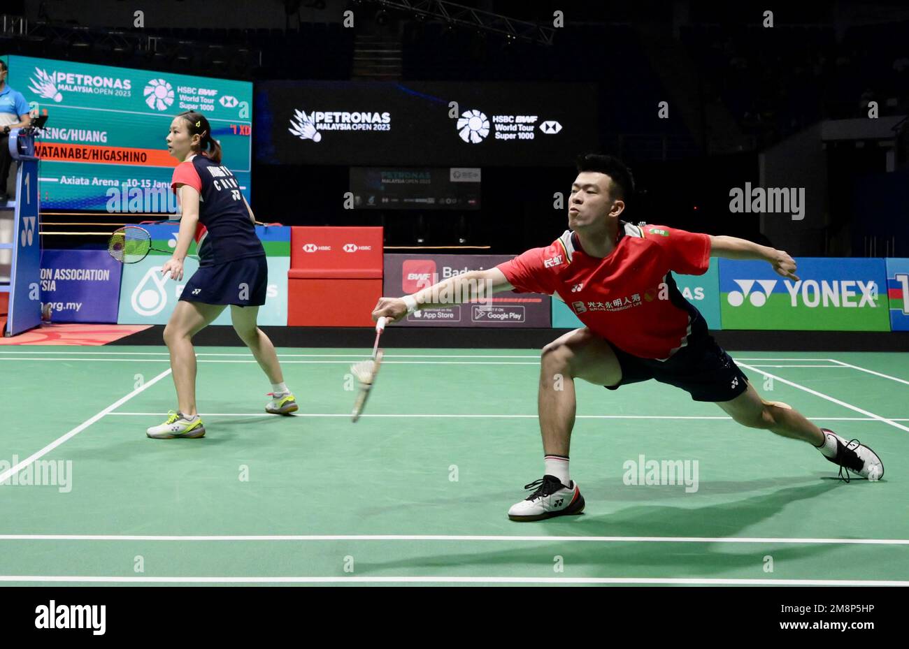 Kuala Lumpur, Malasia. 15th de enero de 2023. Zheng Siwei (der.) / Huang  Yaqiong compiten durante el partido final de dobles mixtos entre Zheng  Siwei / Huang Yaqiong de China y Watanabe