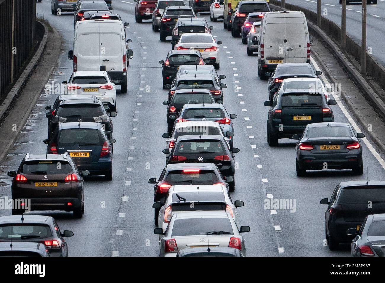 Foto de archivo fechada el 23/12/22 del tráfico el A13 en Londres. Los  automovilistas podrían estar atascados en una congestión casi el doble que  los niveles actuales si los automóviles autónomos se