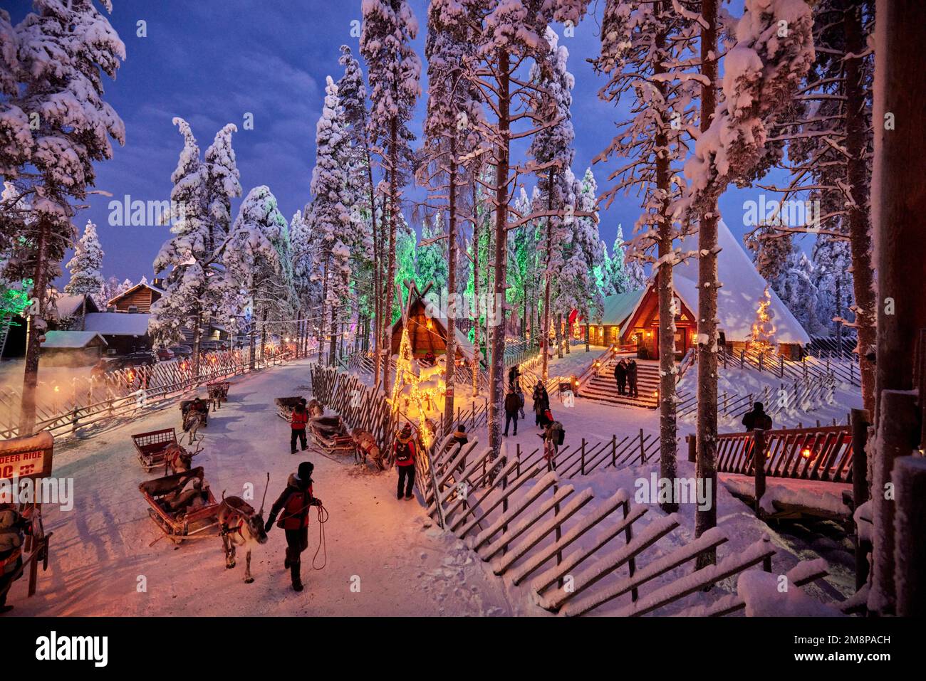 Rovaniemi, Laponia, norte de Finlandia. Ciudad moderna 'oficial' ciudad natal de Santa Claus, Santa Claus Village Arctic Circle parque de atracciones Foto de stock