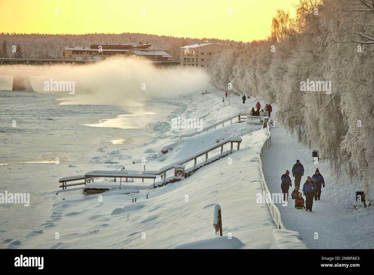 Rovaniemi, Laponia, norte de Finlandia. Congelado río Kemijoki Foto de stock