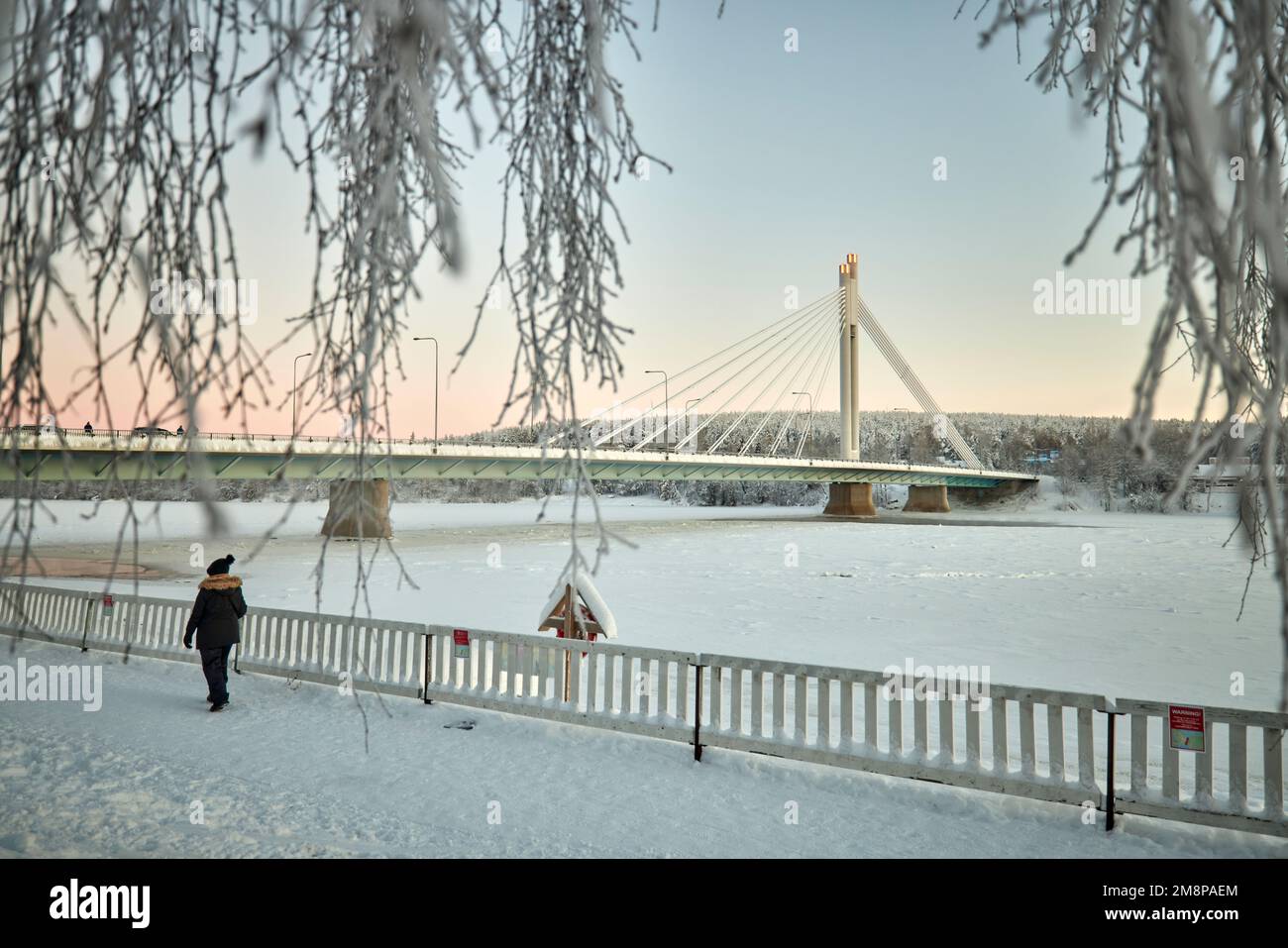 Rovaniemi, Laponia, norte de Finlandia. Puente de velas de leñador del río Kemijoki congelado Foto de stock