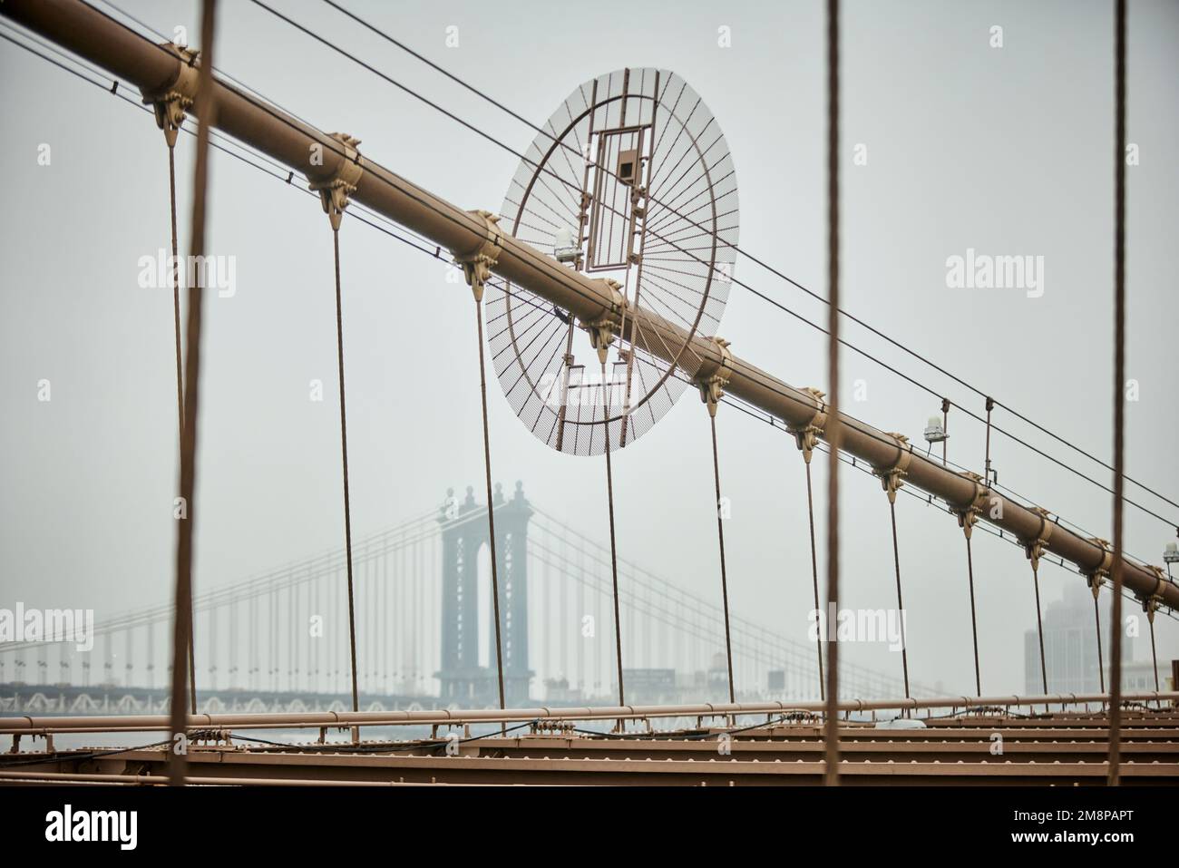 Ciudad de Nueva York Manhattan Puente de Brooklyn en la niebla húmeda del viento mirando hacia el puente de Manhattan Foto de stock