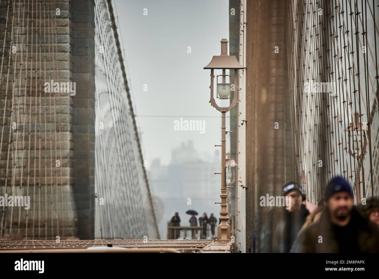 Ciudad de Nueva York Manhattan Puente de Brooklyn en la niebla húmeda del viento Foto de stock