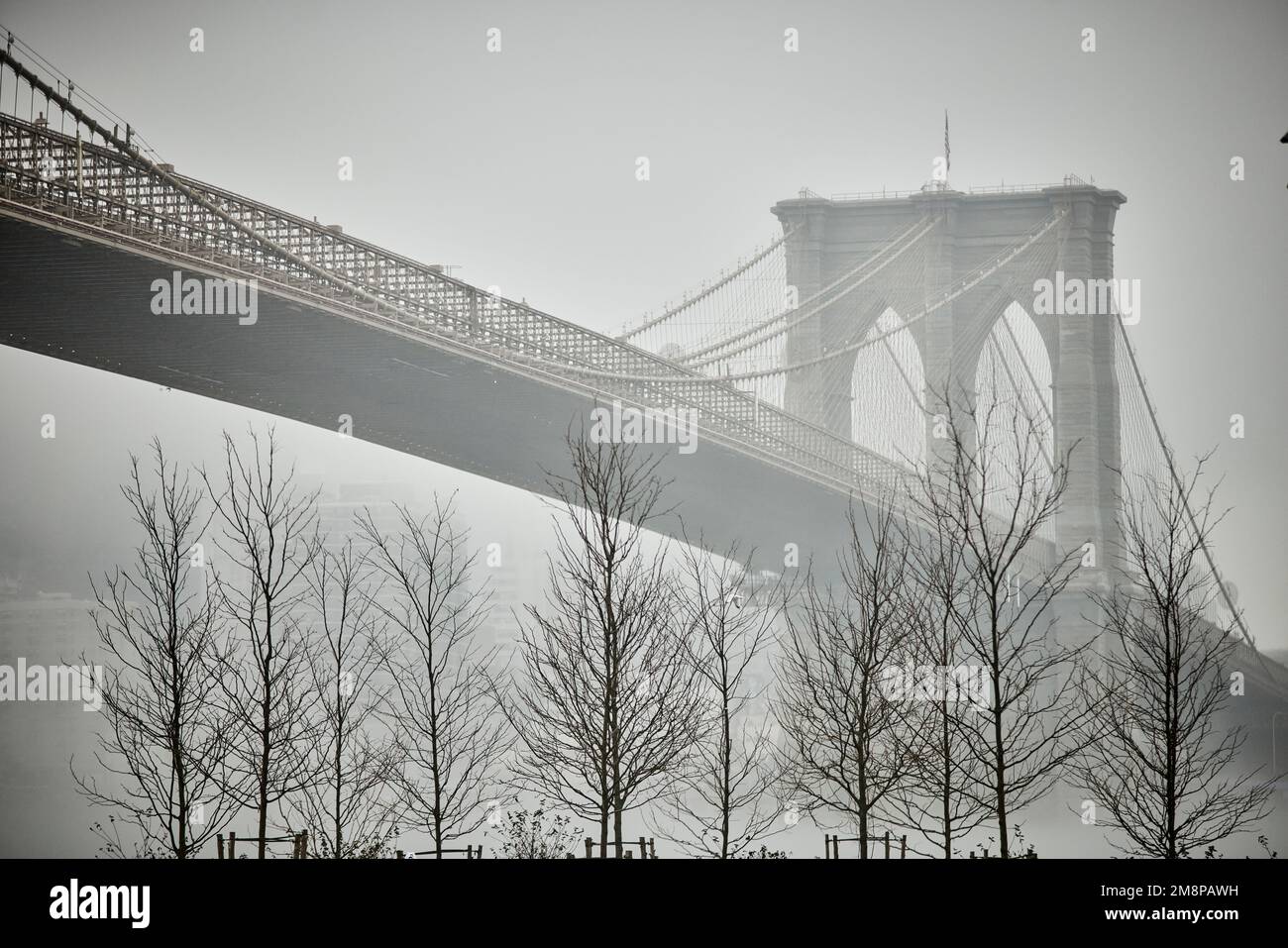 La ciudad de Nueva York Brooklyn zona Dumbo con el emblemático puente de Brooklyn en la niebla Foto de stock