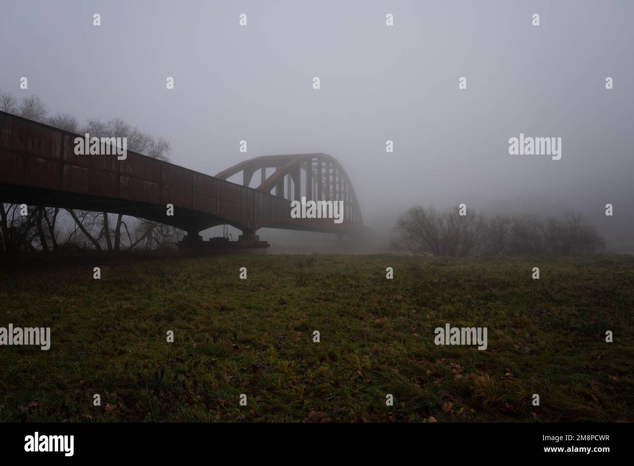 Antiguo puente de tren cerca del monasterio alemán Corvey Foto de stock