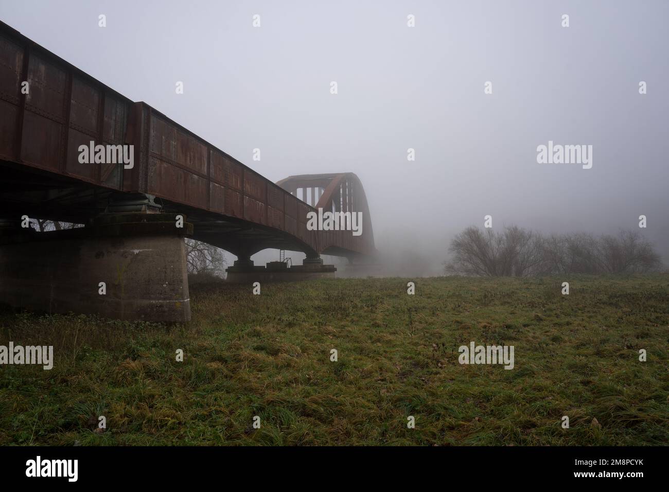 Antiguo puente de tren cerca del monasterio alemán Corvey Foto de stock
