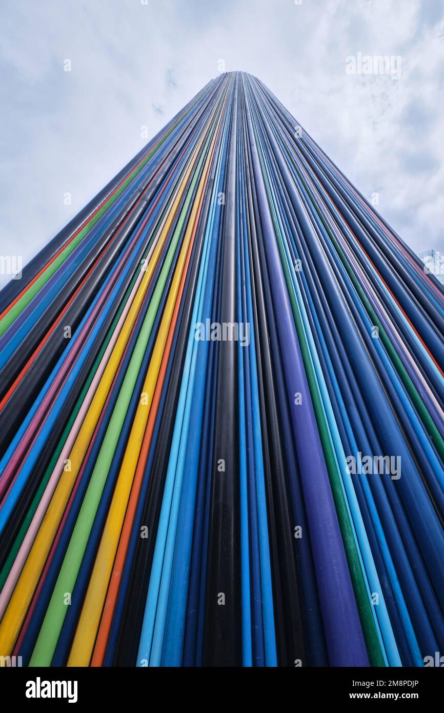 París, Francia - Mayo de 2022: Columna colorida de Moretti en La Defense. La escultura de 30 m de altura -La Cheminee- con 700 tubos de color fue erigida en 1990 Foto de stock