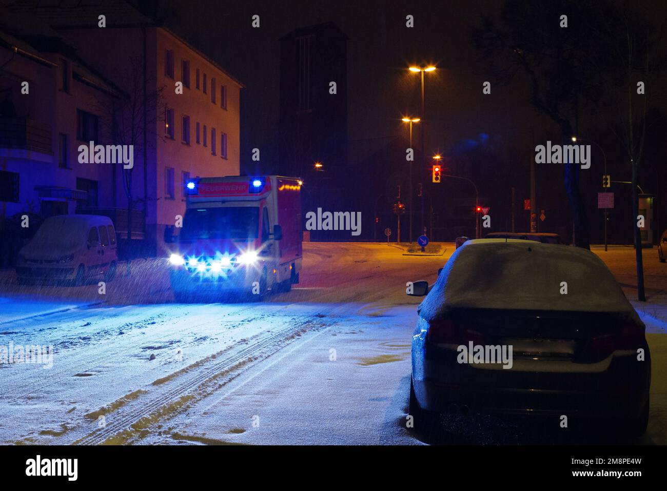Luz azul de emergencia en el techo del coche de policía conocido como  Blaulicht en Alemania Fotografía de stock - Alamy