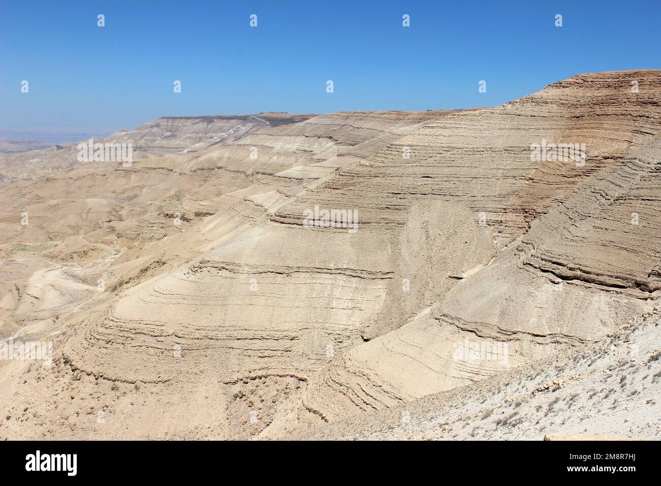 Capas sedimentarias de roca en el borde del cañón Wadi Mujib, Jordania Foto de stock