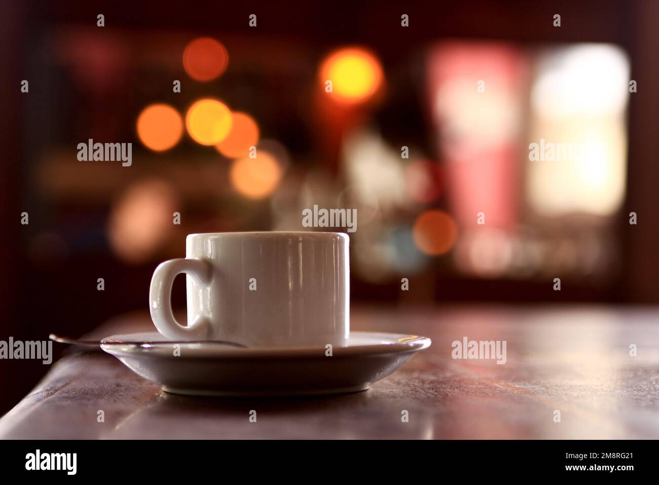 Taza de café en el escritorio del bar Fotografía de stock - Alamy