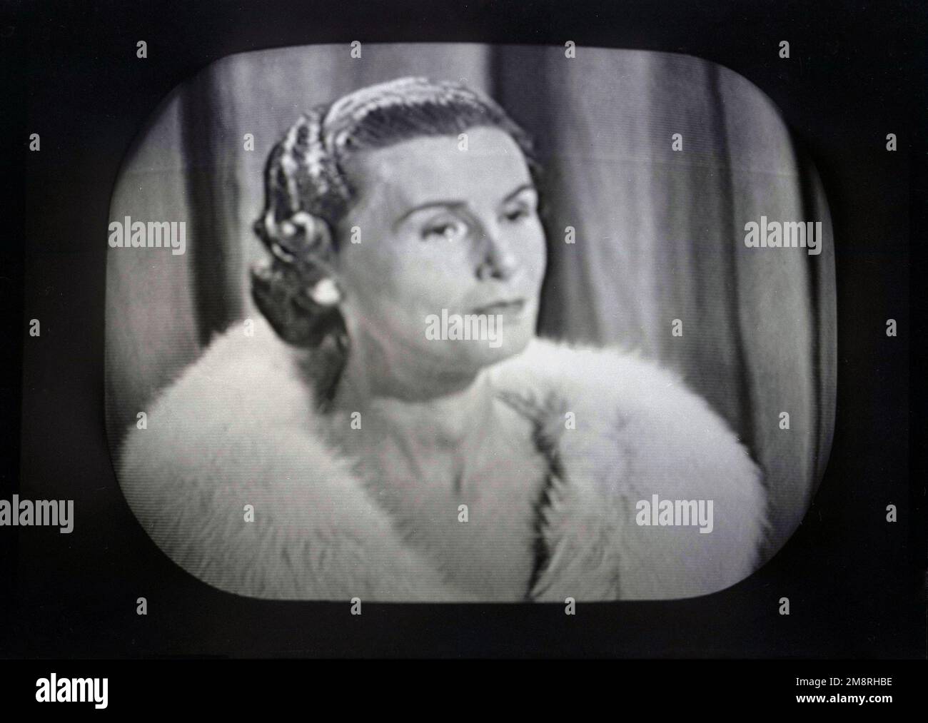 1957, histórico, Lady Barnett, que aparece en el programa británico, What's My Line?. Transmitido en BBC Television desde 1951 hasta 1963, el programa de juegos de panel se basó en la versión estadounidense del mismo nombre, y fue a principios de los años 50s el programa de televisión popular en Gran Bretaña. Los panelistas del programa tuvieron que interrogar a los concursantes para tratar de adivinar su ocupación, es decir, su 'línea de trabajo'. En este episodio, Lady Barnett apareció con el actor Bob Monkhouse. Foto de stock