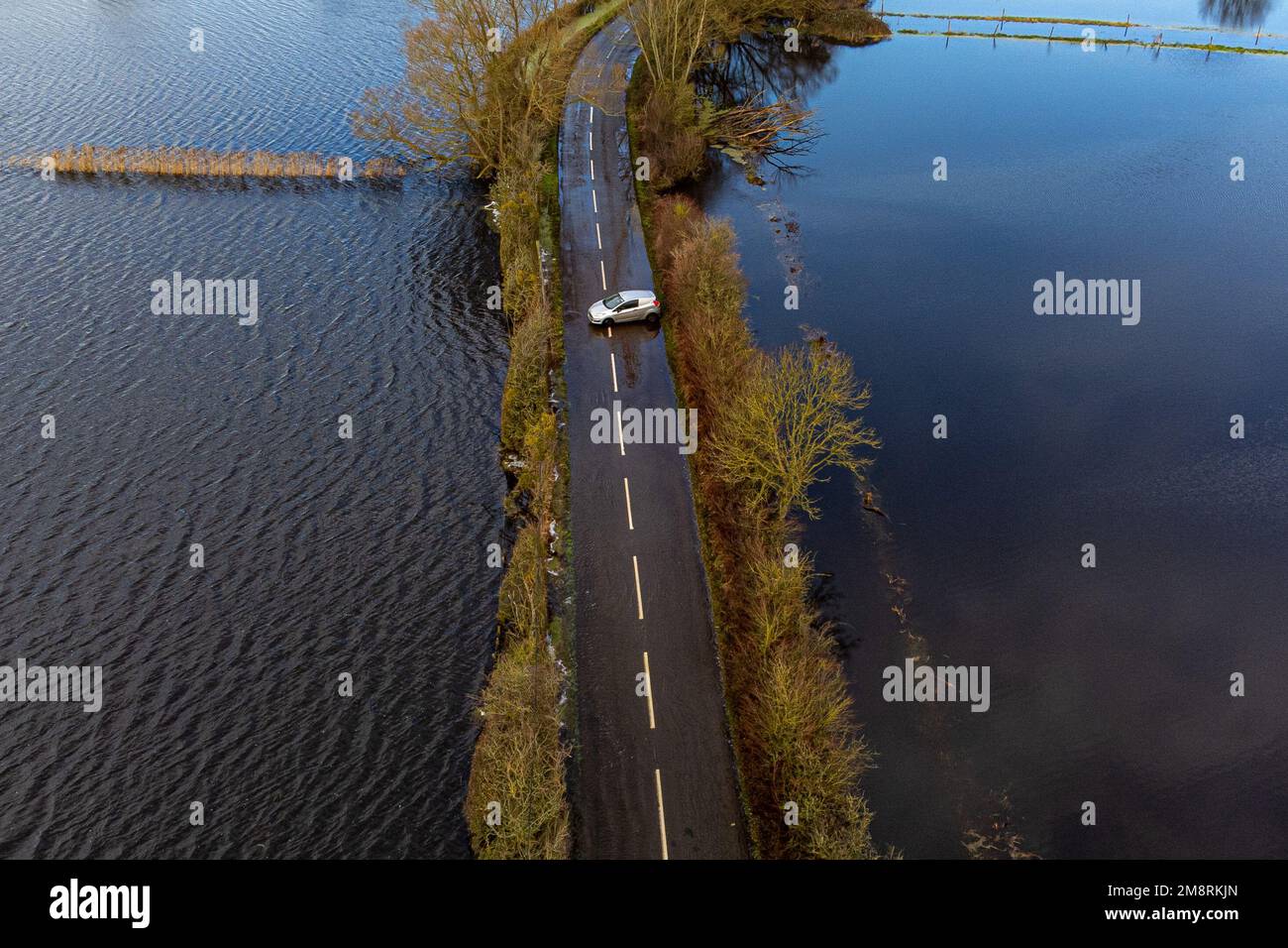Un coche se da la vuelta en la carretera que se acerca a las inundaciones cerca de Muchelney, Somerset. Fecha de la fotografía: Domingo 15 de enero de 2023. Foto de stock