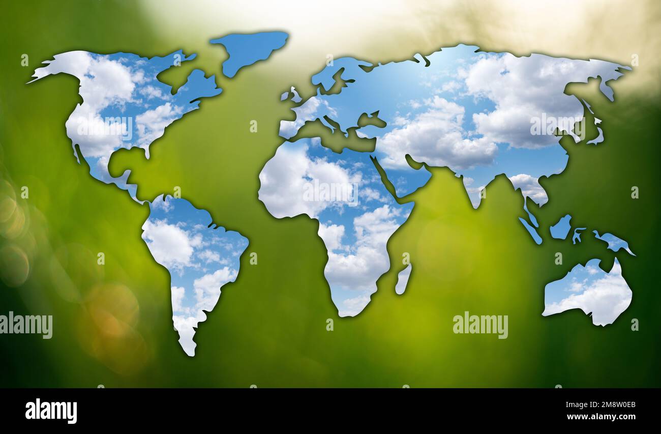 Espejo en forma de mapa del mundo sobre fondo verde. Reflexión del cielo. Concepto de desarrollo sostenible Foto de stock