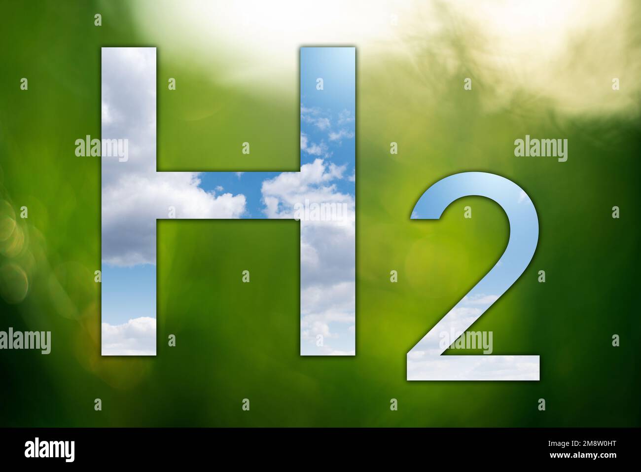Espejo en forma de fórmula de hidrógeno H2 sobre fondo verde. Reflexión del cielo. Concepto de obtener hidrógeno verde de fuentes de energía renovables Foto de stock