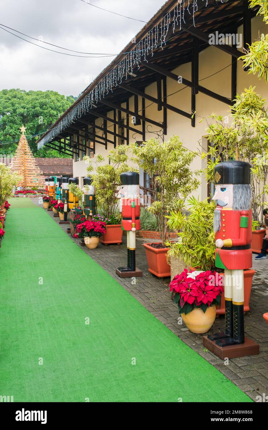 Pomerode, Brasil - Circa diciembre de 2022: Decoraciones de Navidad - 'Nutcracker Avenue' en Pomerode, popular destino turístico conocido como el más alemán Foto de stock