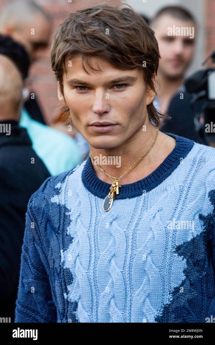 Jordan Barrett aparece en el desfile Fendi durante la Semana de la Moda de Milán Otoño/Invierno