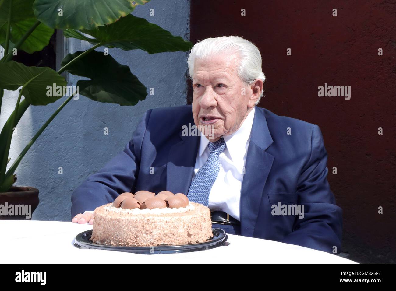 Ciudad de México, Ciudad de México, México. 15th de enero de 2023. Un retrato del actor mexicano de 98 años, IGNACIO LÓPEZ TARSO, tomado hoy en su casa en la Ciudad de México. IGNACIO LÓPEZ TARSO es el actor con más tiempo en la industria cinematográfica mexicana y uno de los últimos actores sobrevivientes de la edad dorada del cine mexicano. (Imagen de crédito: © Jorge Nunez/ZUMA Press Wire) ¡USO EDITORIAL SOLAMENTE! ¡No para USO comercial! Foto de stock