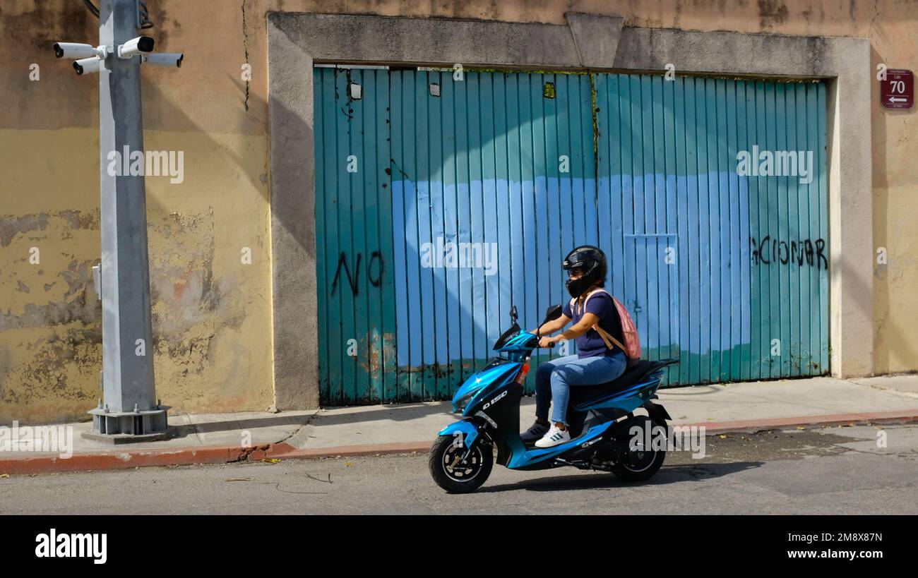 Cámaras de vigilancia en una calle de la ciudad de Mérida México Fotografía  de stock - Alamy