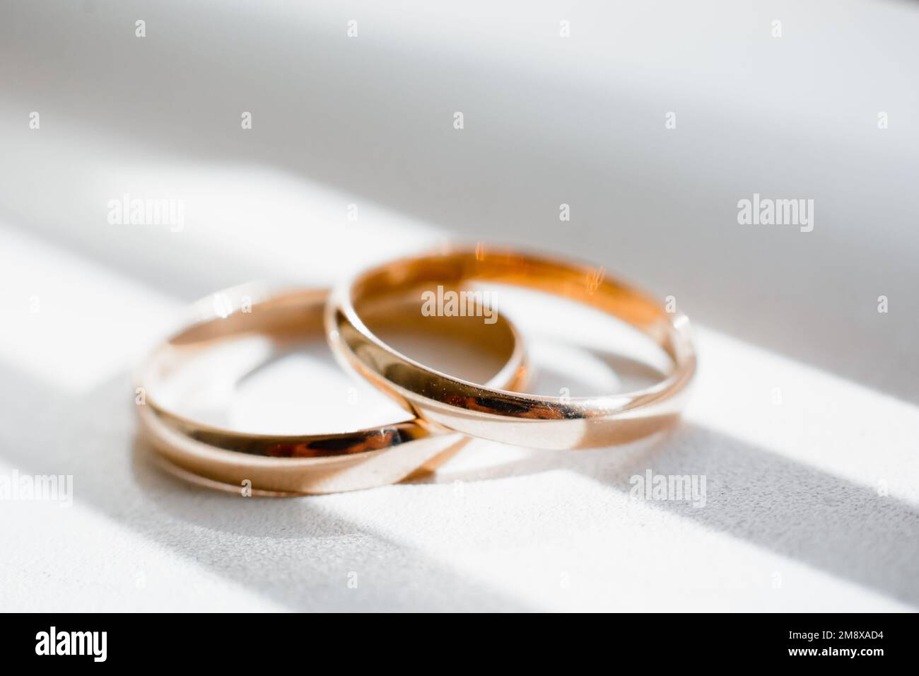 dos anillos de compromiso de oro de boda tradicionales cerca Fotografía de  stock - Alamy