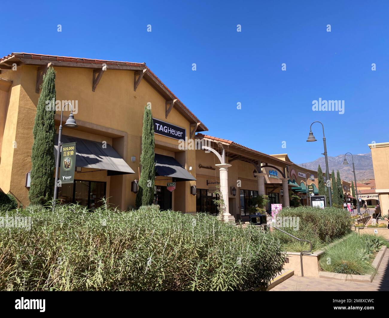 Vista exterior de las tiendas outlet en el centro comercial Desert