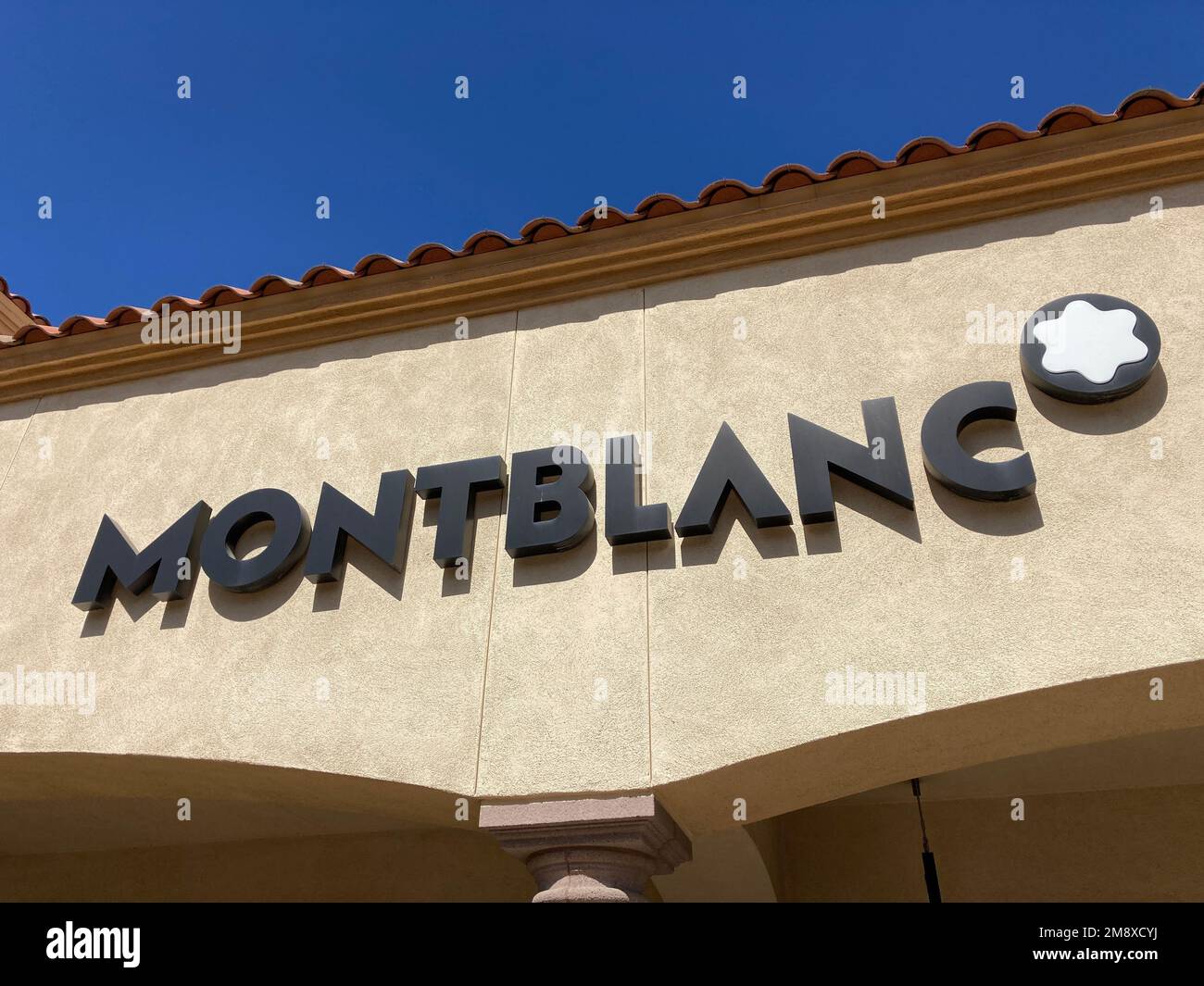 Cartel Montblanc, logotipo en la fachada de la tienda en Desert Hills