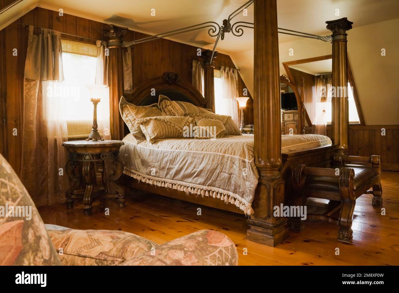 cama de niña con peluche y dosel rosa Fotografía de stock - Alamy