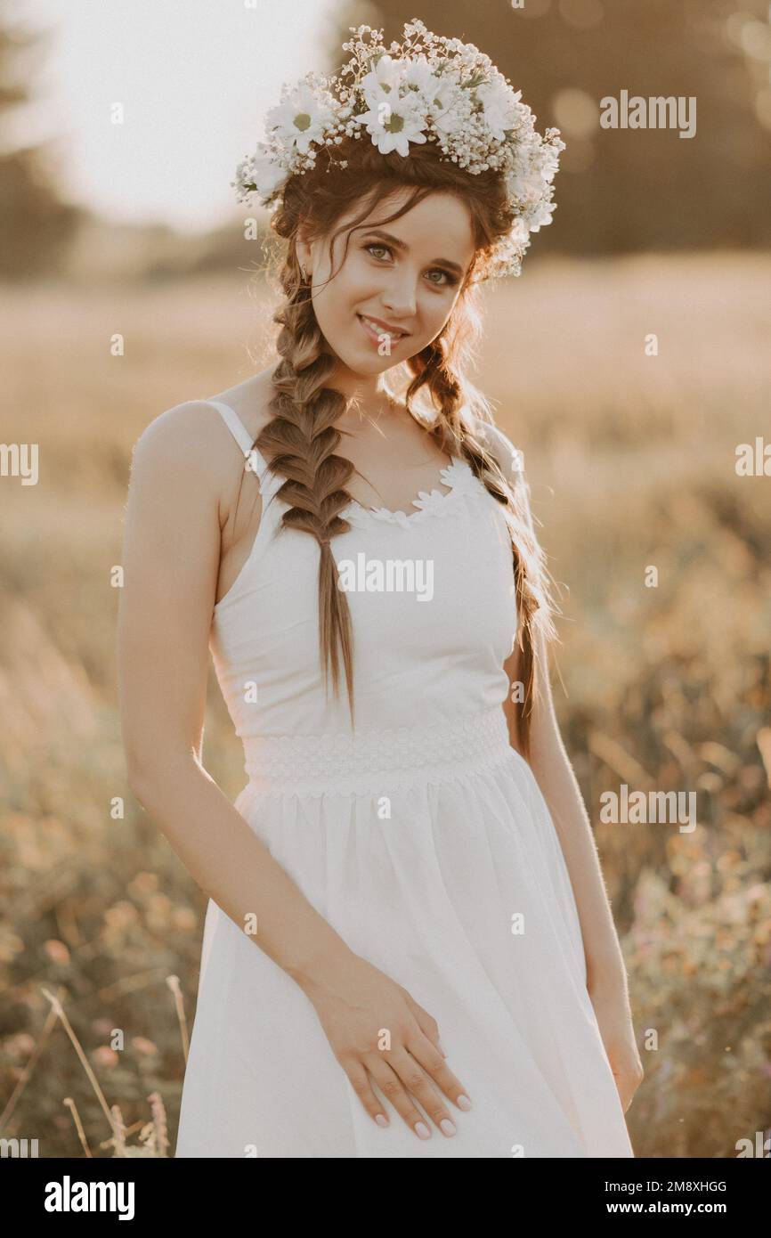 Pequeña niña linda, niño con trenzas posando emocionalmente en medias  amarillas, globo de aire soplado sobre fondo de estudio rojo brillante.  Concepto de infancia Fotografía de stock - Alamy