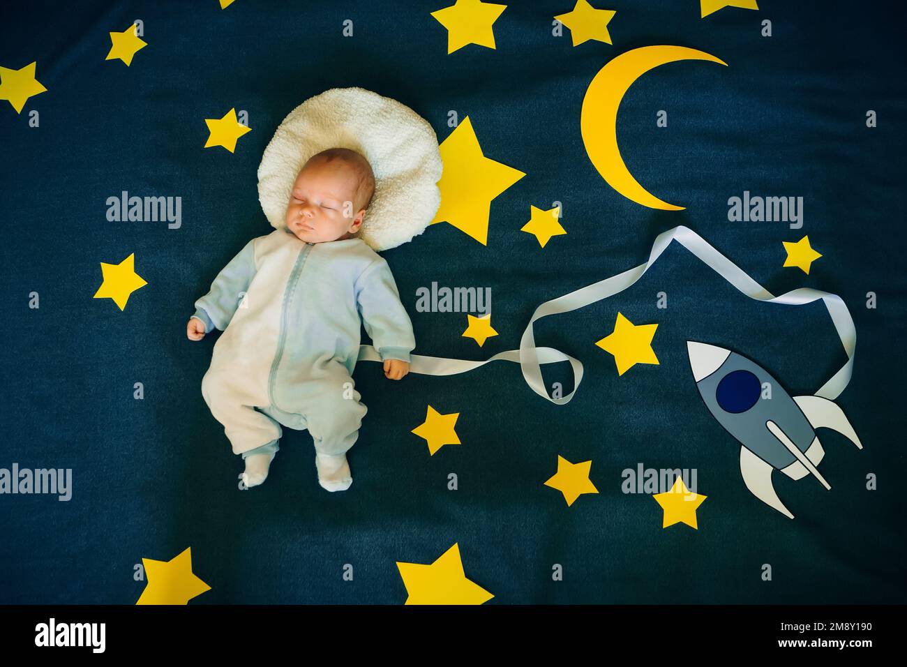 bebé acostado dormido en el traje de un astronauta. Concepto de fantasía y  sueños del cielo estrellado. Ver top, flat lay Fotografía de stock - Alamy