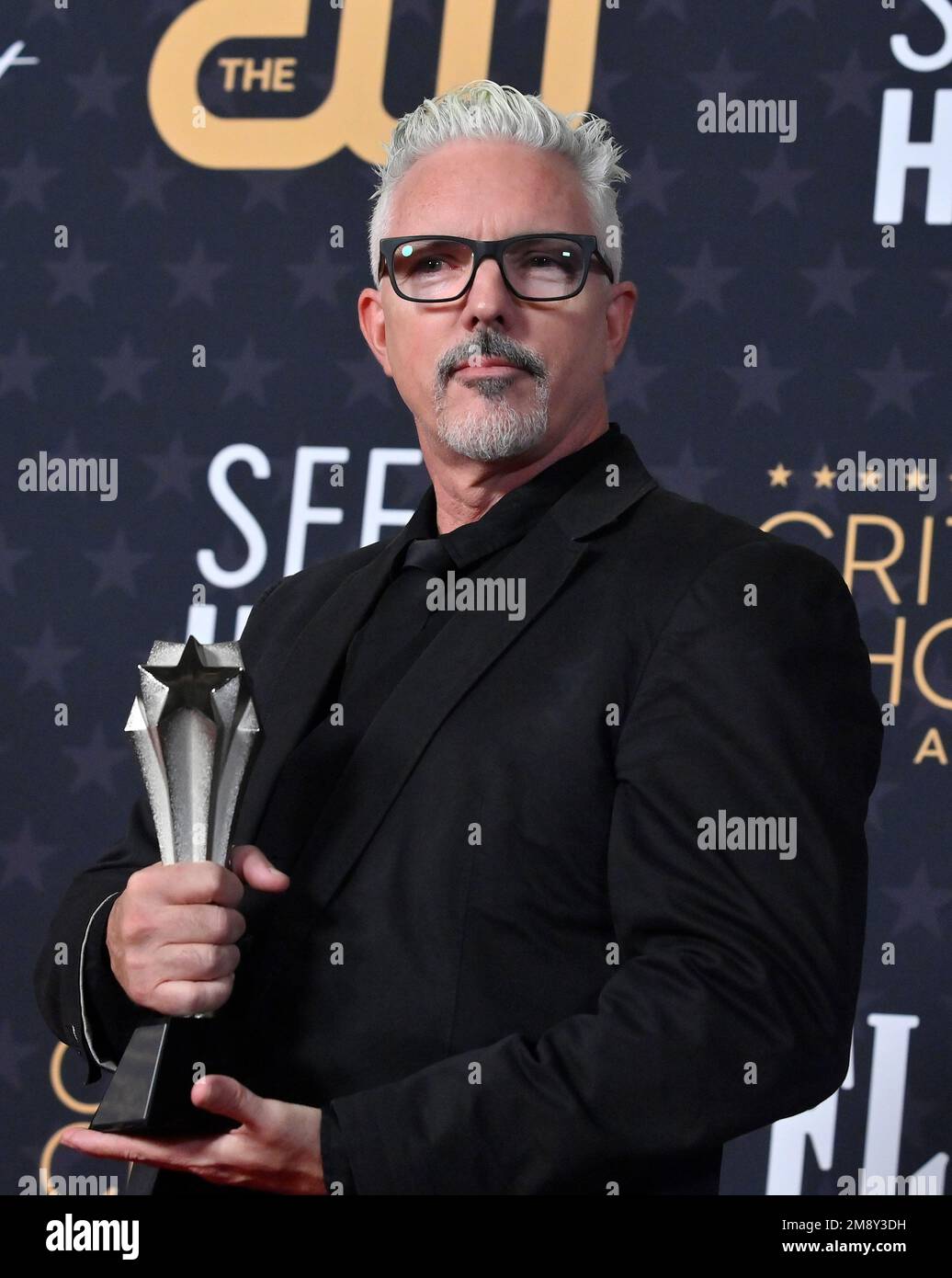Los Ángeles, Estados Unidos. 15th de enero de 2023. Jason Baird aparece  entre bastidores con el premio al Mejor Cabello y Maquillaje por 'Elvis'  durante la 28th edición anual de los Critics'