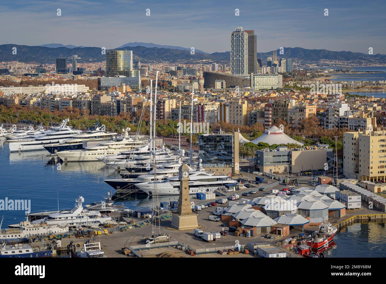El reloj del Puerto Viejo (Port Vell) y la ciudad de Barcelona visto desde  el teleférico del puerto en una mañana de invierno (Barcelona, Cataluña,  España Fotografía de stock - Alamy